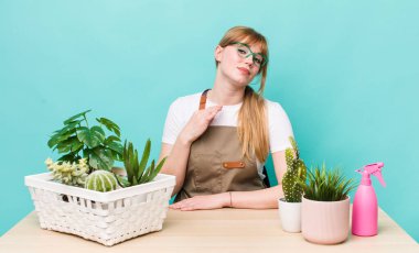 Kızıl saçlı güzel kadın kibirli, başarılı, pozitif ve gururlu görünüyor. bitkiler gargara konsepti