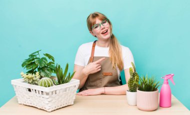 Kızıl saçlı, güzel bir kadın heyecanlı ve şaşırmış görünüyor. bitkiler gargara konsepti