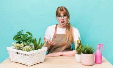 Kızıl saçlı, güzel bir kadın sinirli, sinirli ve sinirli görünüyor. bitkiler gargara konsepti