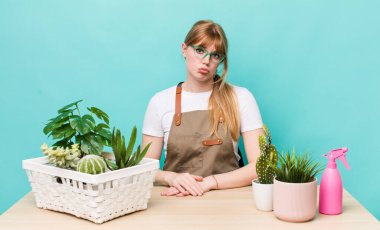 Kızıl saçlı, güzel bir kadın üzgün ve mızmızlanıyor. Mutsuz bir bakışı var ve ağlıyor. bitkiler gargara konsepti