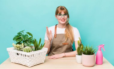 Kızıl saçlı güzel kadın kendini mutlu hissediyor, bir çözüm ya da fikir bulduğuna şaşırıyor. bitkiler gargara konsepti