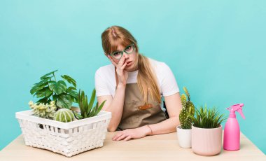 Kızıl saçlı, güzel bir kadın bıkkın, yorgun ve uykulu hissediyor. bitkiler gargara konsepti