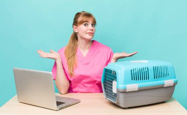 Kızıl saçlı güzel kadın şaşkın, şaşkın ve şüpheci hissediyor. Veterinerlik kavramı