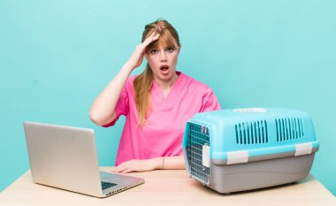 Kızıl saçlı güzel kadın mutlu, şaşkın ve şaşırmış görünüyor. Veterinerlik kavramı