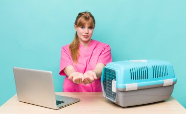 Kızıl saçlı, güzel bir kadın arkadaşça gülümsüyor ve bir konsept sunuyor. Veterinerlik kavramı