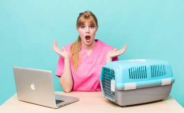 Kızıl saçlı güzel kadın kendini mutlu hissediyor ve inanılmaz bir şeye hayret ediyor. Veterinerlik kavramı