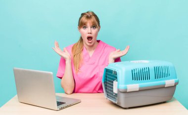 Kızıl saçlı güzel kadın kendini mutlu hissediyor ve inanılmaz bir şeye hayret ediyor. Veterinerlik kavramı