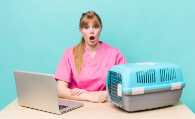 Kızıl saçlı güzel kadın çok şaşırmış ya da şaşkın görünüyor. Veterinerlik kavramı