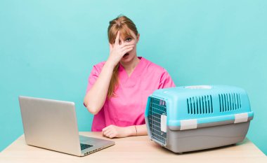 Kızıl saçlı güzel bir kadın şok olmuş, korkmuş ya da korkmuş görünüyor. Veterinerlik kavramı