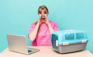 Kızıl saçlı, güzel bir kadın kendini mutlu hissediyordu. Elleri ağzının kenarında bağırıyordu. Veterinerlik kavramı