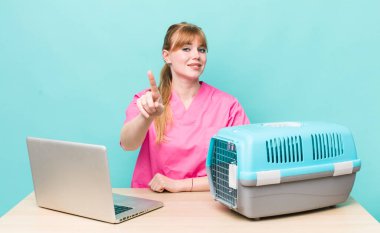 Kızıl saçlı güzel kadın gururla gülümsüyor ve kendinden emin bir numara oluyor. Veterinerlik kavramı