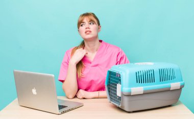 Kızıl saçlı güzel kadın stresli, endişeli, yorgun ve hayal kırıklığına uğramış hissediyor. Veterinerlik kavramı