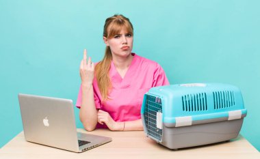 Kızıl saçlı güzel bir kadın kızgın, sinirli, asi ve agresif hissediyor. Veterinerlik kavramı