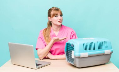 kızıl saçlı güzel bir kadın neşeli bir şekilde gülümsüyor, mutlu hissediyor ve bir konsept gösteriyor. Veterinerlik kavramı