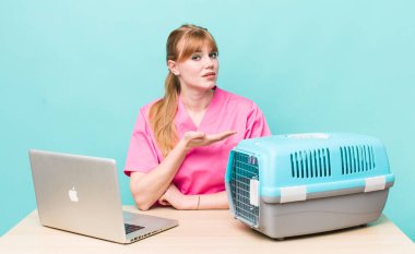 kızıl saçlı güzel bir kadın neşeli bir şekilde gülümsüyor, mutlu hissediyor ve bir konsept gösteriyor. Veterinerlik kavramı