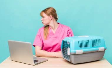 Profil bakışlı kızıl saçlı güzel kadın hayal mi kuruyor yoksa hayal mi kuruyor? Veterinerlik kavramı