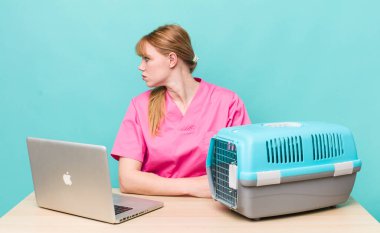 Profil bakışlı kızıl saçlı güzel kadın hayal mi kuruyor yoksa hayal mi kuruyor? Veterinerlik kavramı