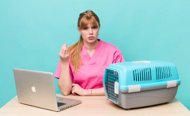 Kızıl saçlı, güzel bir kadın kapiş ya da para hareketi yapıyor, sana ödemeni söylüyor. Veterinerlik kavramı