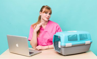 Kızıl saçlı güzel kadın kibirli, başarılı, pozitif ve gururlu görünüyor. Veterinerlik kavramı