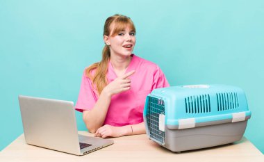 Kızıl saçlı, güzel bir kadın heyecanlı ve şaşırmış görünüyor. Veterinerlik kavramı