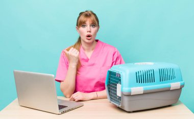 Kızıl saçlı, güzel bir kadın inançsızlıktan şaşkın şaşkın bakıyor. Veterinerlik kavramı