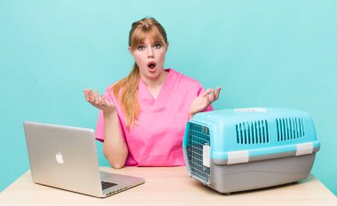 Kızıl saçlı güzel kadın inanılmaz bir sürprizle şaşkına dönmüş ve hayrete düşmüştü. Veterinerlik kavramı