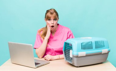 Kızıl saçlı güzel kadın şok olmuş ve korkmuş hissediyor. Veterinerlik kavramı