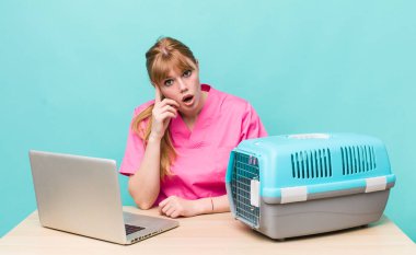 Kızıl saçlı güzel kadın şaşırmış görünüyor, yeni bir düşünce, fikir ya da konsept fark ediyor. Veterinerlik kavramı