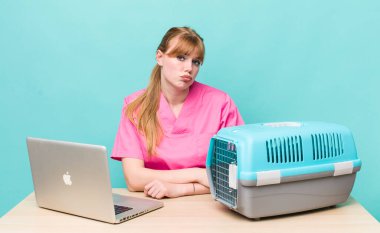 Kızıl saçlı, güzel bir kadın üzgün ve mızmızlanıyor. Mutsuz bir bakışı var ve ağlıyor. Veterinerlik kavramı