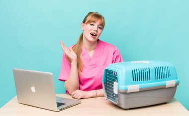 Kızıl saçlı güzel kadın kendini mutlu hissediyor, bir çözüm ya da fikir bulduğuna şaşırıyor. Veterinerlik kavramı