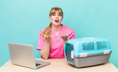 Kızıl saçlı güzel kadın umutsuz, hayal kırıklığına uğramış ve stresli görünüyor. Veterinerlik kavramı