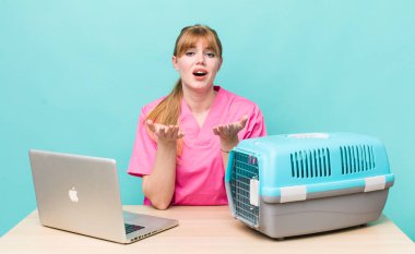 Kızıl saçlı güzel kadın umutsuz, hayal kırıklığına uğramış ve stresli görünüyor. Veterinerlik kavramı