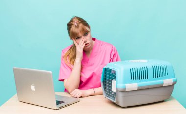 Kızıl saçlı, güzel bir kadın bıkkın, yorgun ve uykulu hissediyor. Veterinerlik kavramı