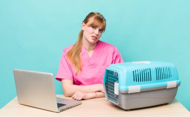 Kızıl saçlı güzel kadın şaşkın ve şaşkın hissediyor. Veterinerlik kavramı