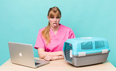 Kızıl saçlı güzel kadın iğrenmiş ve sinirlenmiş hissediyor ve dilini dışarı çıkarıyor. Veterinerlik kavramı