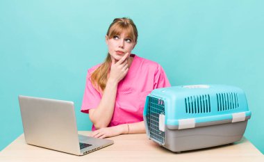 Kızıl saçlı güzel kadın düşünüyor, kuşkulu ve şaşkın hissediyor. Veterinerlik kavramı