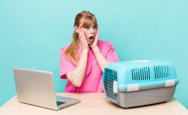 Kızıl saçlı güzel kadın mutlu, heyecanlı ve şaşırmış hissediyor. Veterinerlik kavramı