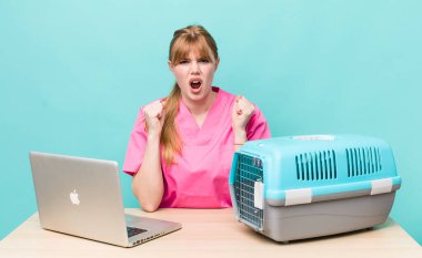 Kızıl saçlı güzel bir kadın sinirli bir ifadeyle agresif bir şekilde bağırıyor. Veterinerlik kavramı