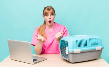 Kızıl saçlı güzel kadın çok şaşırmış ve şok olmuş hissediyor. Veterinerlik kavramı