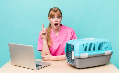 Kızıl saçlı, güzel bir kadın bir fikri fark ettikten sonra mutlu ve heyecanlı bir dahi gibi hissediyor. Veterinerlik kavramı