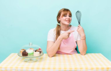 Kızıl saçlı, güzel bir kadın heyecanlı ve şaşırmış görünüyor. Ev yapımı kek konsepti