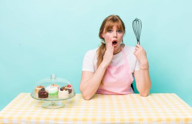 Kızıl saçlı güzel kadın şok olmuş ve korkmuş hissediyor. Ev yapımı kek konsepti