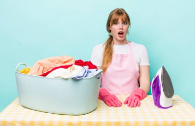 Kızıl saçlı güzel kadın çok şaşırmış ya da şaşkın görünüyor. Demir giysi konsepti