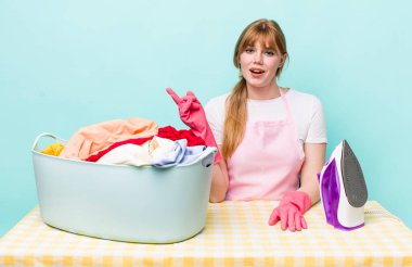 Kızıl saçlı, güzel bir kadın heyecanlı ve şaşırmış görünüyor. Demir giysi konsepti