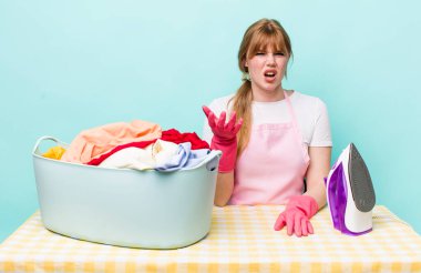 Kızıl saçlı, güzel bir kadın sinirli, sinirli ve sinirli görünüyor. Demir giysi konsepti