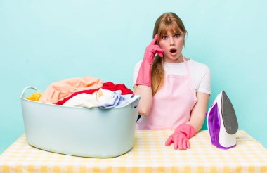 Kızıl saçlı güzel kadın şaşırmış görünüyor, yeni bir düşünce, fikir ya da konsept fark ediyor. Demir giysi konsepti