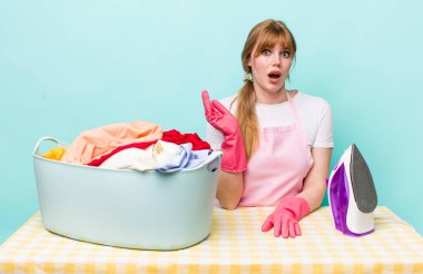 Kızıl saçlı güzel kadın kendini mutlu hissediyor, bir çözüm ya da fikir bulduğuna şaşırıyor. Demir giysi konsepti