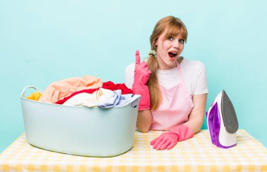 Kızıl saçlı, güzel bir kadın bir fikri fark ettikten sonra mutlu ve heyecanlı bir dahi gibi hissediyor. Demir giysi konsepti