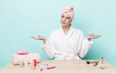 Kızıl saçlı güzel kadın şaşkın, şaşkın ve şüpheci hissediyor. duş ve kozmetik konsepti