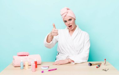 Kızıl saçlı güzel bir kadın gururlu, olumlu gülümsüyor. duş ve kozmetik konsepti